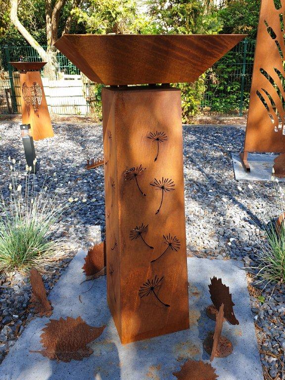Pflanzs-ule-Blume Pflanzsäule Blume aus Edelrost